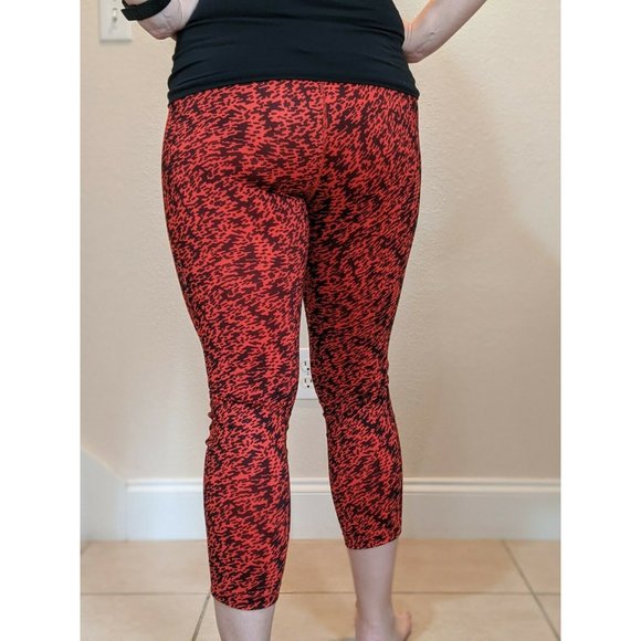 Nike Dri-Fit Red Black Printed Athletic Wear Work Out Capri Leggings Size Small - Picture 9 of 9